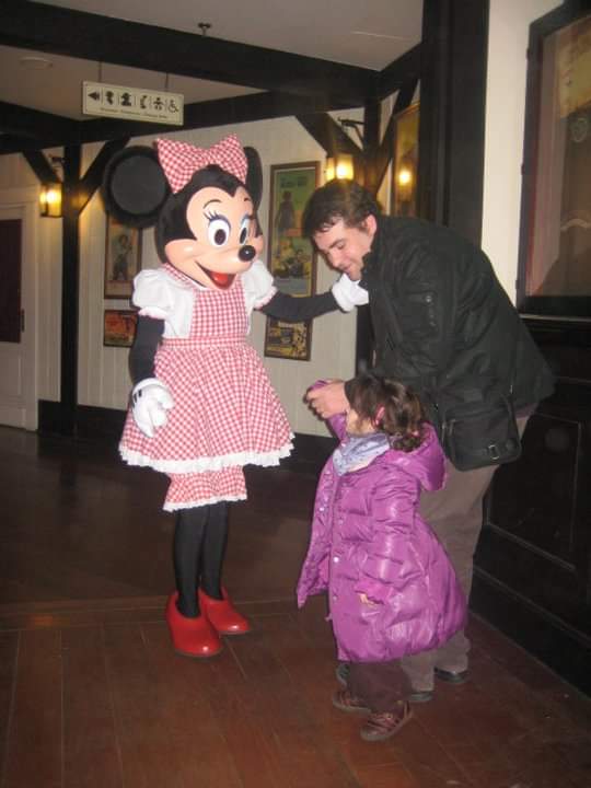 Esta es la carita de mis peques al ver a Minnie en el cowboy cookout